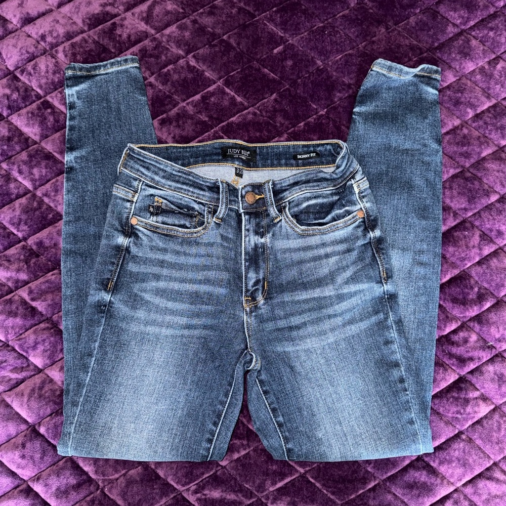 Judy Blue Mid-Rise Skinny Jeans in Medium Blue Wash